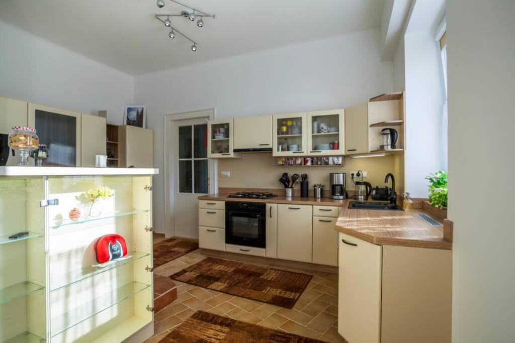 Luxury Air-Conditioned Family Apartment Spitalska Old Town Bratislava Exterior photo