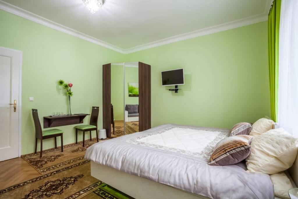 Luxury Air-Conditioned Family Apartment Spitalska Old Town Bratislava Exterior photo
